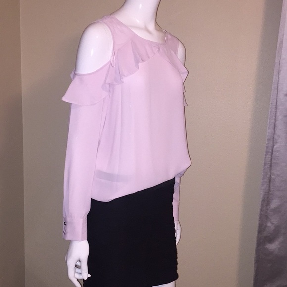 NWT CeCe ruffled cold shoulder top - Picture 3 of 7